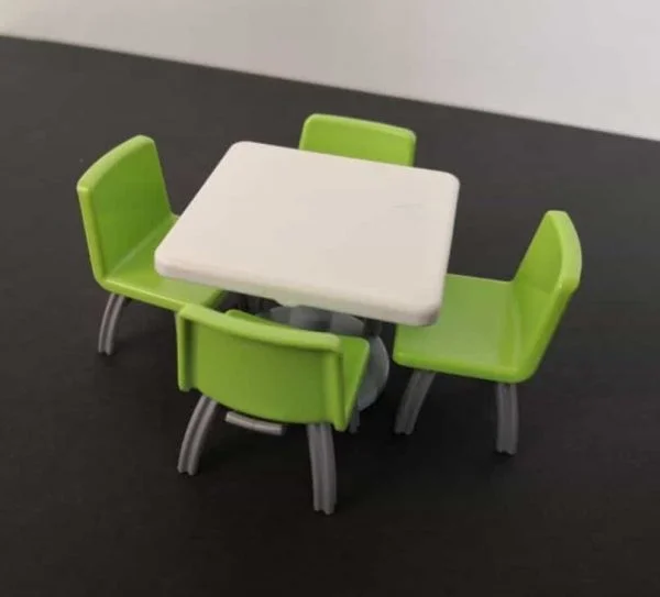 Mesa cuadrada mas 4 sillas verdes