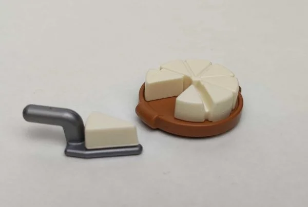 Pastel redondo de chocolate blanco con espatula de Playmobil