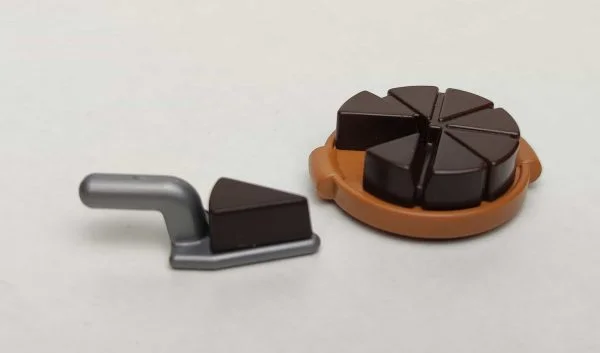 Pastel redondo de chocolate con espatula de Playmobil