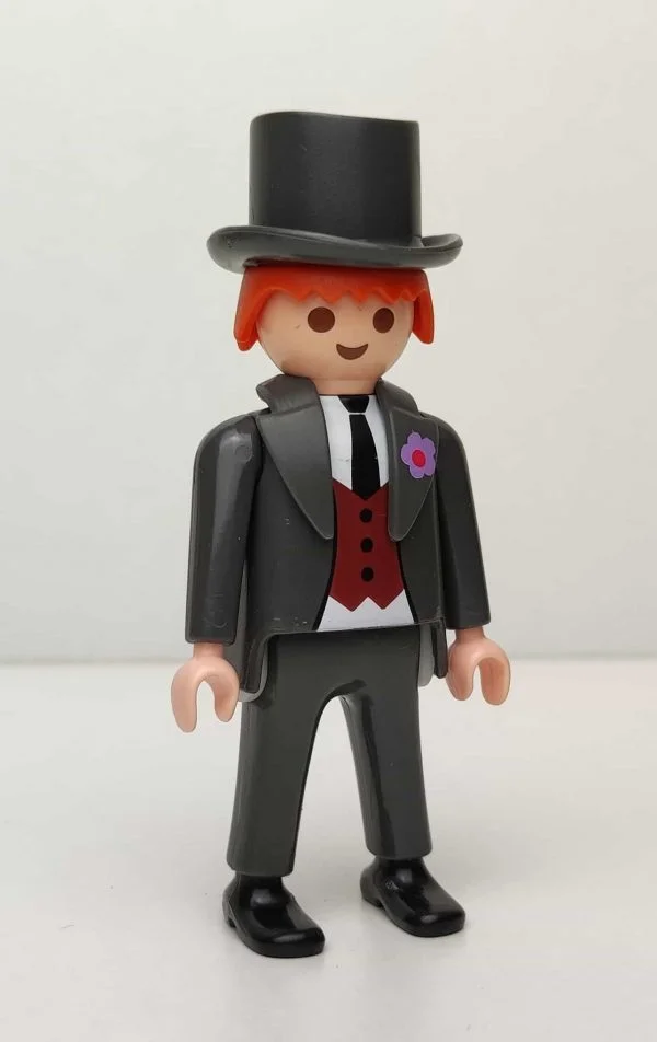 Novio traje gris con sombrero copa