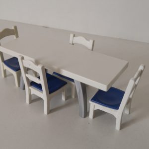 Mesa blanca rectangular con 4 sillas de Playmobil