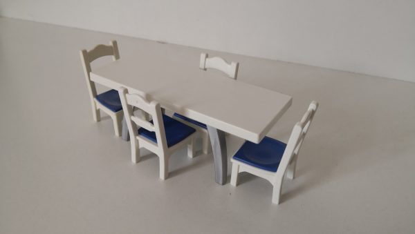 Mesa blanca rectangular con 4 sillas de Playmobil