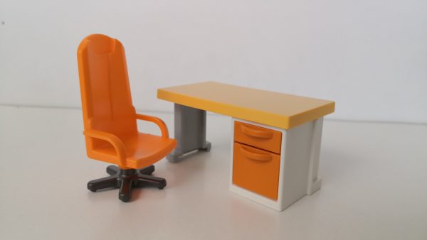 Mesa oficina con silla de Playmobil