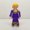 Aldeana vestida de lila con dorado de Playmobil