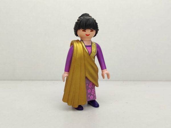 Aldeana vestida de lila con sari