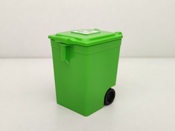 Cubo de basura de color verde