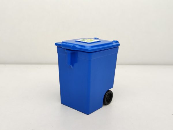Cubo de basura de color azul