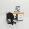 Mesa oficina con silla y ordenador