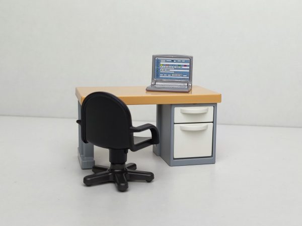 mesa oficina con portatil