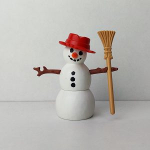 Muñeco de nieve con sombrero de color rojo