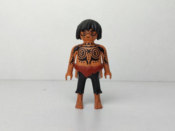 Chico tatuado indígena