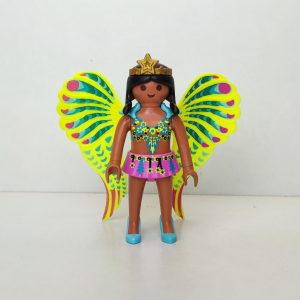 Chica brasileña con alas decoradas