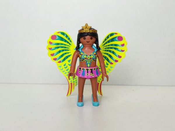 Chica brasileña con alas decoradas