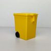 Cubo de basura de color amarillo