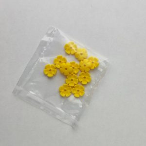 Bolsita de 12 petalos de color amarillo
