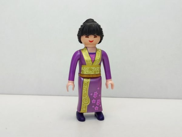 Aldeana asiatica con vestido de color lila