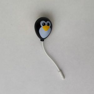 Globo negro con cara de pinguiïno