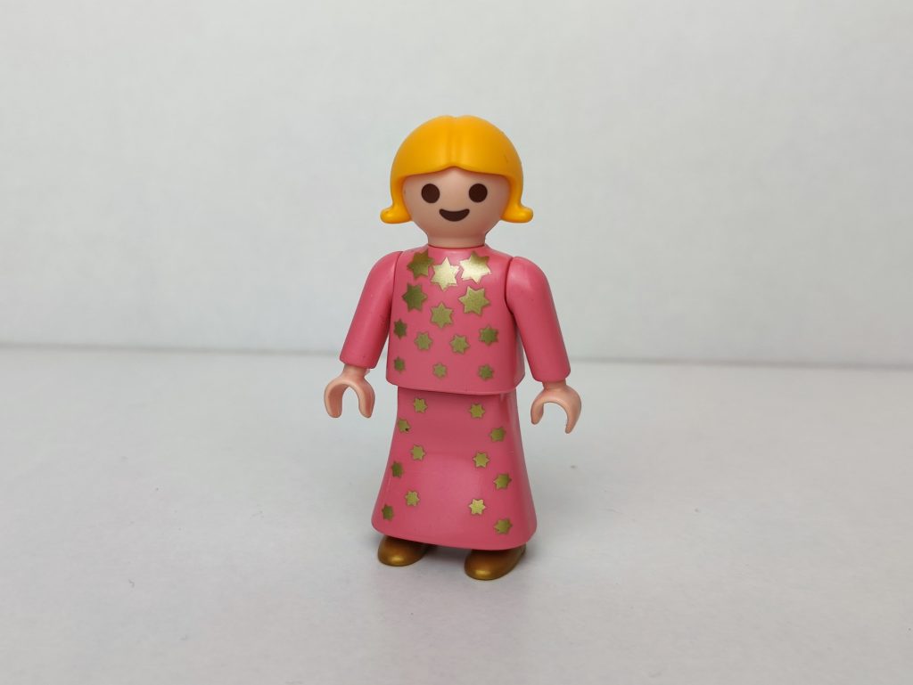 Niña aldeana rubia con vestido rosa