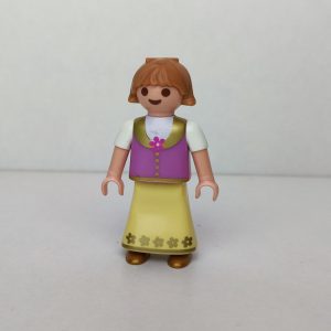 Niña aldeana castaña con vestido lila y falda amarilla
