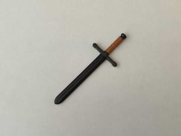 Espada de color negro con empuñadura de color marrón
