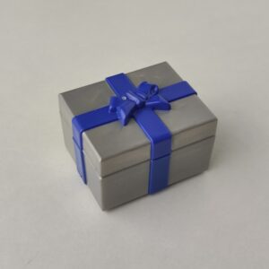 Caja regalo de color gris con lazo de color azul