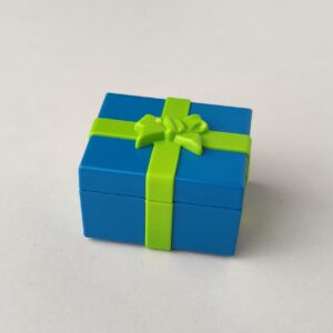 Caja regalo de color azul claro con lazo de color verde