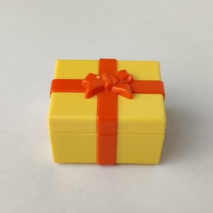 Caja regalo de color amarillo con lazo de color naranja