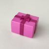 Caja regalo de color rosa con lazo de color fucsia