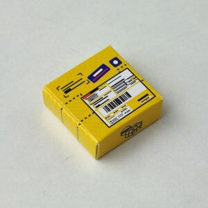 Paquete cuadrado de correos de color amarillo