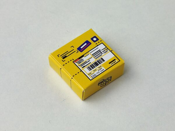 Paquete cuadrado de correos de color amarillo