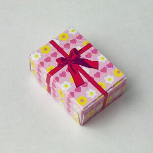 Cajita en miniatura de regalo corazones con lazo rosa