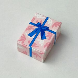Cajita en miniatura de regalo rosa con lazo azul