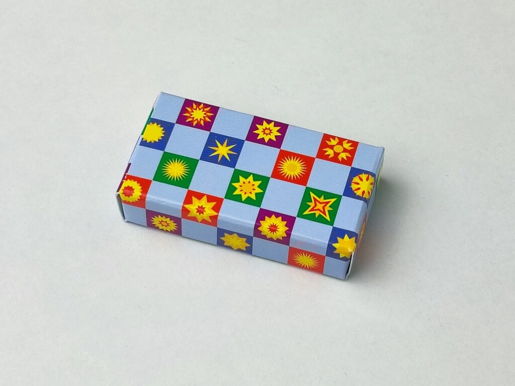 Cajita en miniatura de regalo cuadritos