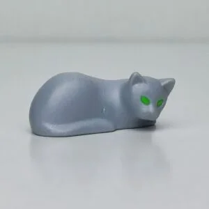 Gato acostado de color gris