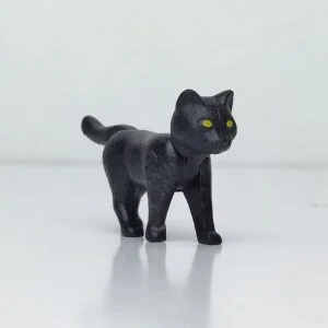 Gato andando de color negro