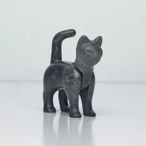 Gato quieto de color gris oscuro