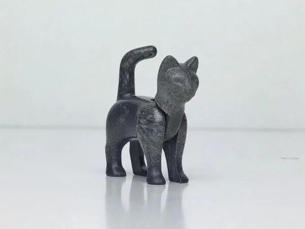 Gato quieto de color gris oscuro