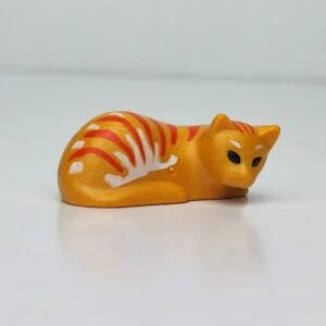Gato acostado de color naranja con rallas