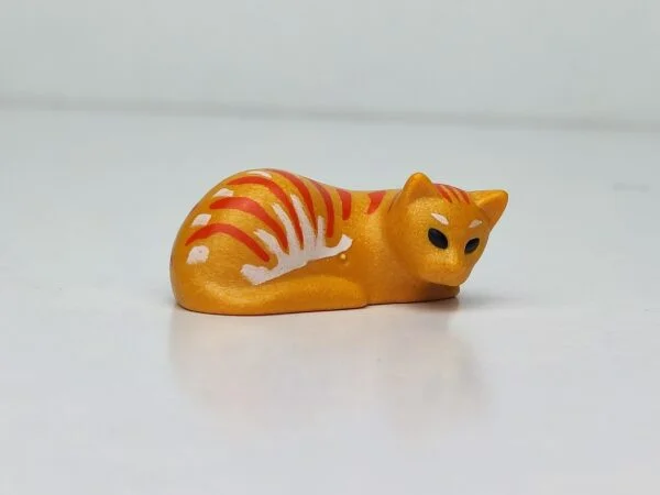 Gato acostado de color naranja con rallas