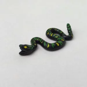 Serpiente de color negra con rallas de color verde