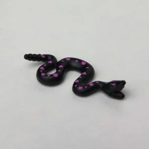 Serpiente de color negra con puntos de color lila