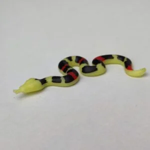 Serpiente de color amarillo con manchas negras y rojas