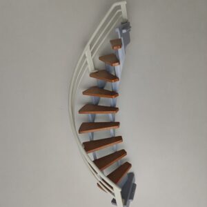 Escalera de caracol de color gris claro con peldaños en color marrón