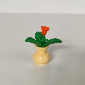 Jarrón amarillo con tulipán naranja