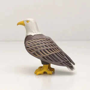Águila imperial con las plumas pintadas
