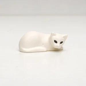 Gato blanco acostado con los ojos negros