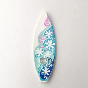 Tabla de surf blanca con flores turquesas