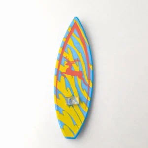Tabla de surf azul y amarillo con reno