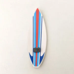 Tabla de surf blanca con rayas azules y rojas