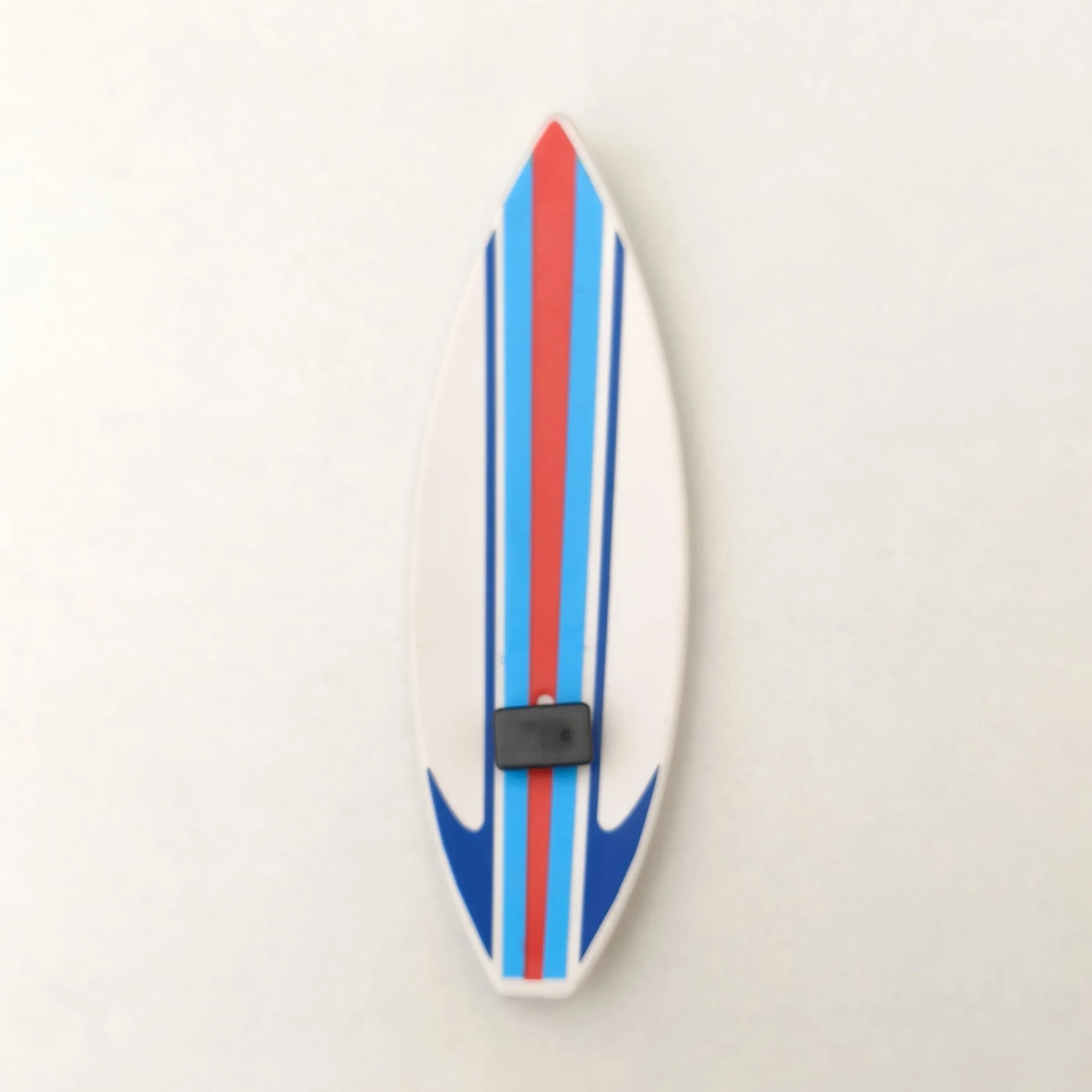 Tabla de surf blanca con rayas azules y rojas